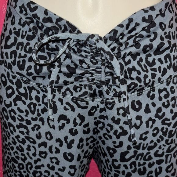 PINK Active leopard print workout leggings. grey and black. Sz small - Picture 3 of 9